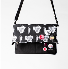 画像をギャラリービューアに読み込む, ジャガードサコッシュ バッグ 缶バッジ TIEDNISTA