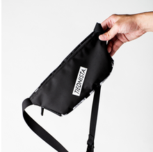 画像をギャラリービューアに読み込む, ジャガードボディーバッグ バッグ 缶バッジ TIEDNISTA